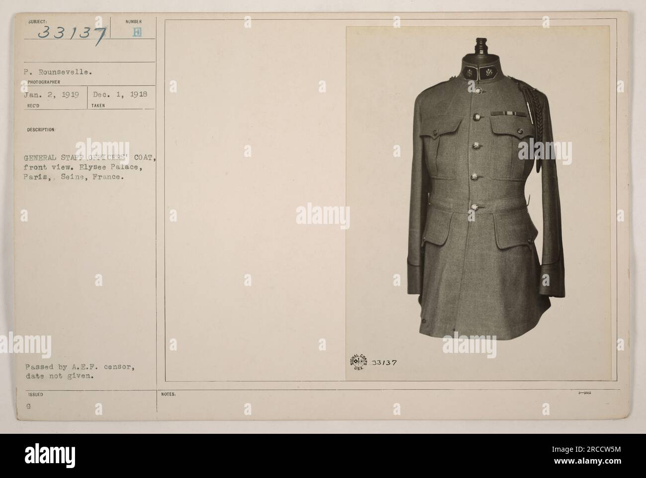 Vista frontale dello stemma degli ufficiali dello Stato maggiore all'Elysee Palace di Parigi, Francia. La foto è stata scattata il 1 dicembre 1918 da E.P. Rounsevelle. È stato approvato dalla censura A.E.F. anche se la data esatta è sconosciuta. Didascalia: Cappotto ufficiale di stato maggiore visto all'Elysee Palace, Parigi durante la prima guerra mondiale. Foto Stock