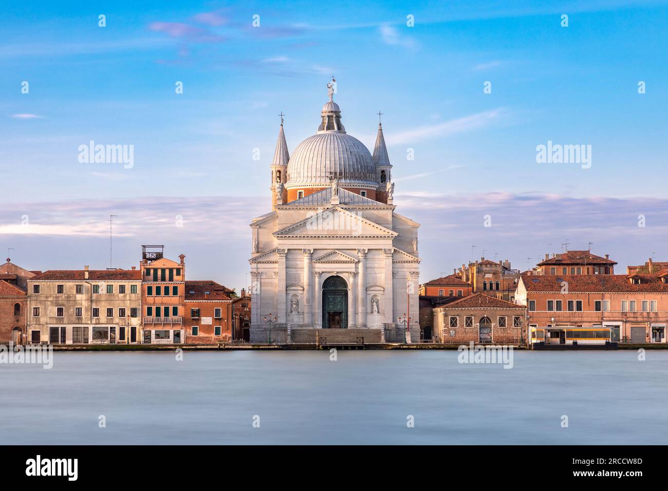 Vista della Chiesa del Santissimo Redentore da Punta della Dogana a Venezia alla luce del mattino Foto Stock