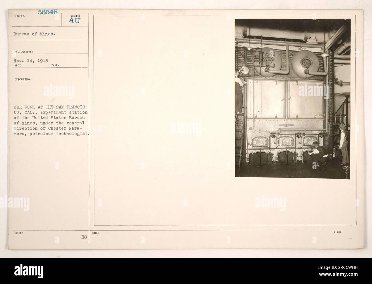 I dipendenti della stazione sperimentale di San Francisco dell'United States Bureau of Mines, guidata dal tecnologo petrolifero Chester Naramore, sono impegnati in lavori di guerra durante la prima guerra mondiale. Stanno conducendo ricerche ed esperimenti relativi alla tecnologia petrolifera e alla sua applicazione nell'esercito. Foto Stock