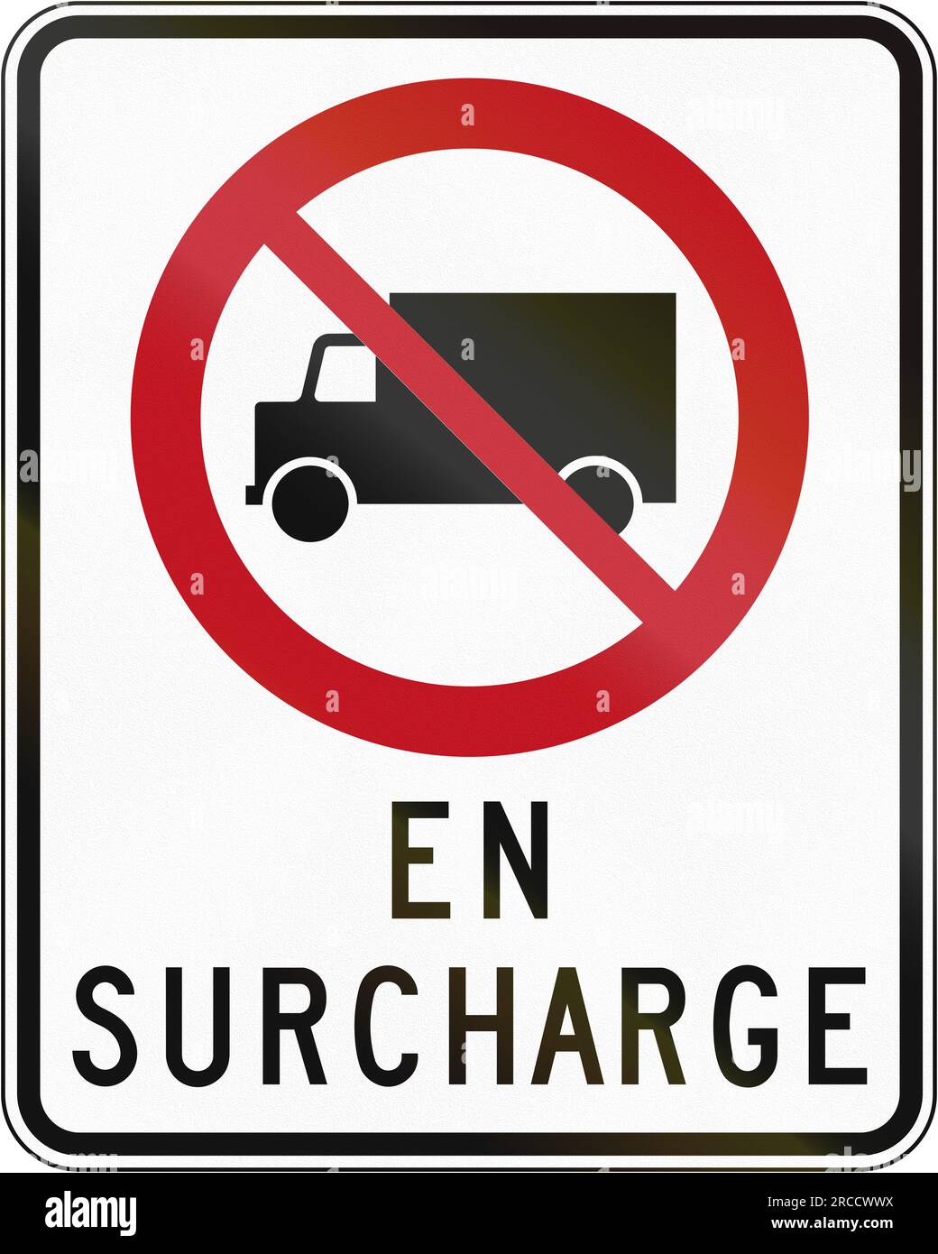 Segnaletica stradale regolamentare in Quebec, Canada - nessun sovraccarico autocarri. Supplemento EN significa sovraccarico. Foto Stock