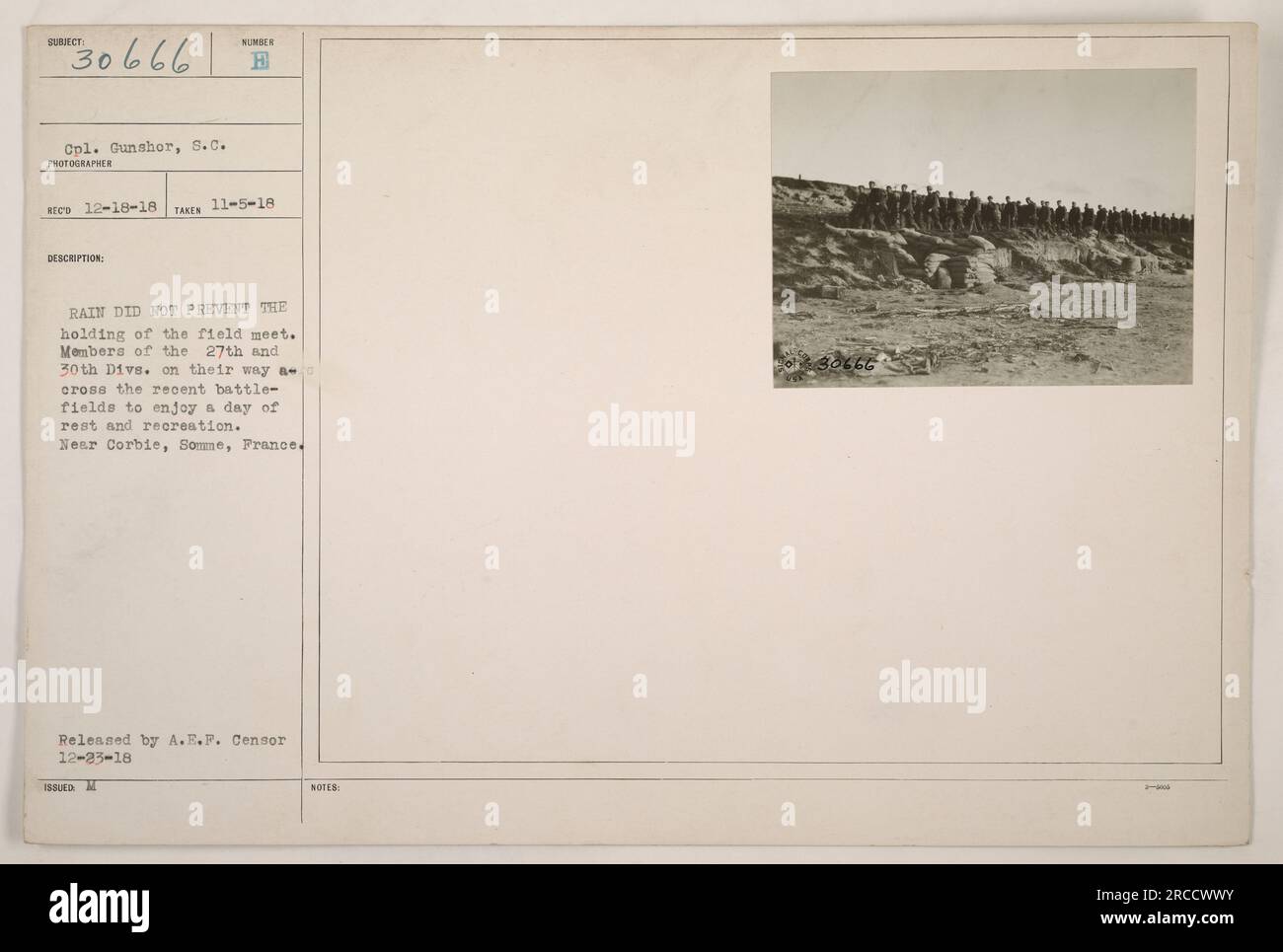 I soldati della 27a e 30a divisione che partecipano ad un campo si incontrano nonostante la pioggia. Si vedono attraversare i recenti campi di battaglia in rotta per una giornata di riposo e svago vicino a Corbie, somme, Francia. La fotografia è stata rilasciata dall'A.E.F. Censura il 23 dicembre 1918. Foto Stock