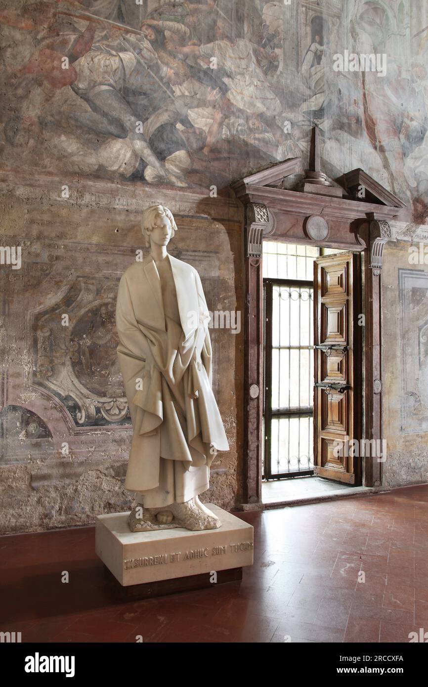 Sotto la statua in marmo di Giacomo Manzù, la Resurrezione, 1975, Abbazia di Chiaravalle, Milano, Lombardia, Italia Foto Stock