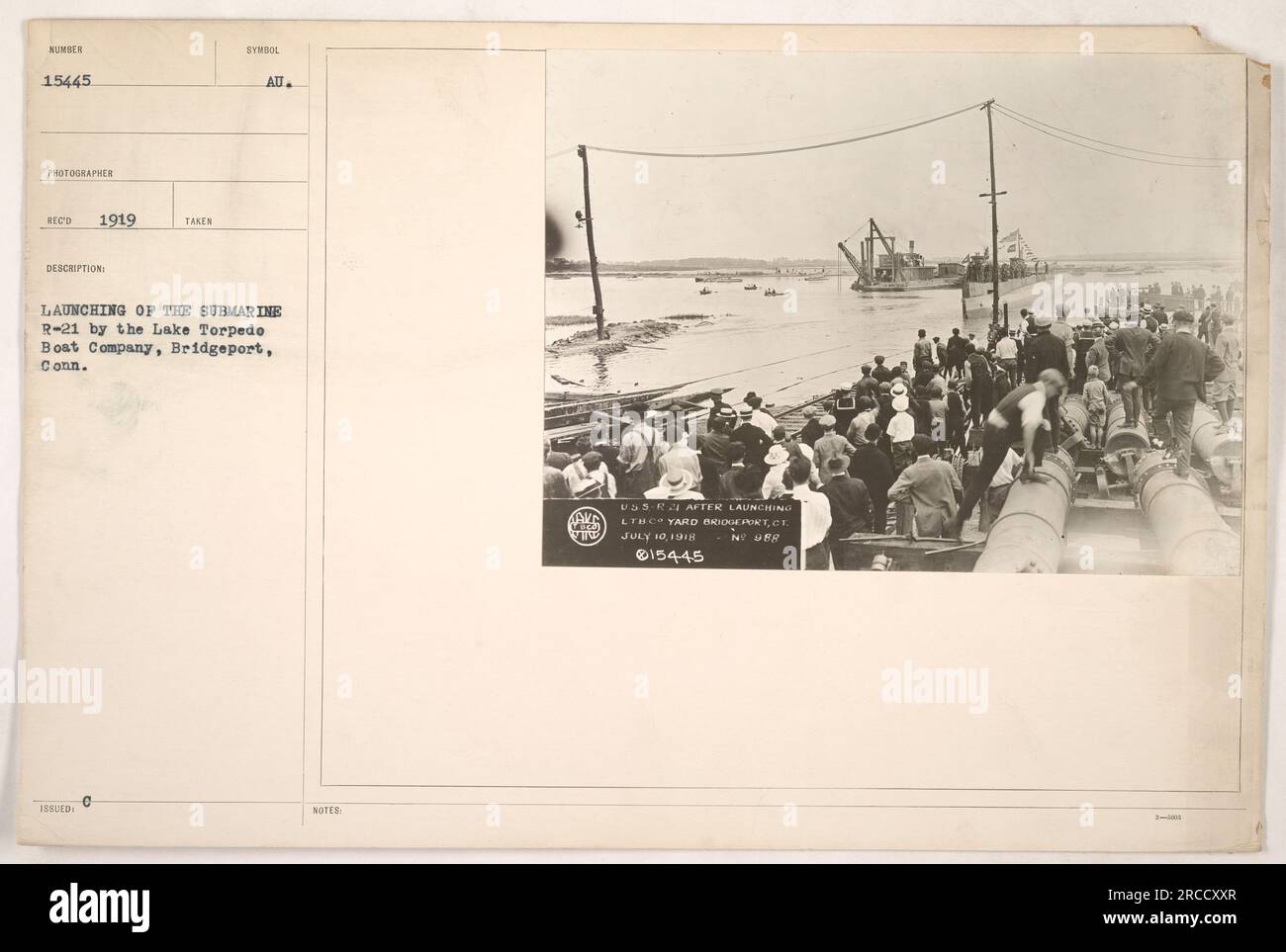 "Lancio del sottomarino R-21 da parte della Lake Torpedo Boat Company, Bridgeport, Conn., nel 10 luglio 1918. L'immagine cattura il momento in cui il sottomarino viene lanciato in acqua. È stata scattata da un fotografo sconosciuto nel 1919." Foto Stock