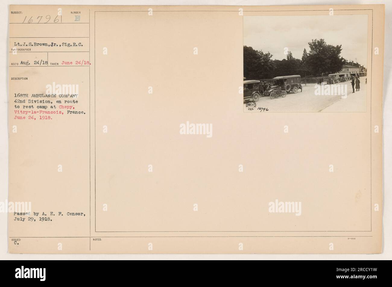 Tenente J.S. Brown, Jr., della 168a Ambulance Company nella 42a Divisione, è visto con Sig. R. C. in questa foto scattata il 24 giugno 1918. Sono in viaggio verso il campo di riposo di Chepy a Vitry-la-Francois, in Francia. La foto è stata passata da A. E. e rilasciata dal Censor. Le note riportano il numero di identificazione della foto come 16796. Foto Stock