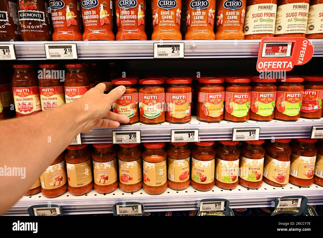 Salsa di pomodoro italiana in una drogheria Foto Stock Salsa di pomodoro italiana in una drogheria Foto Stock