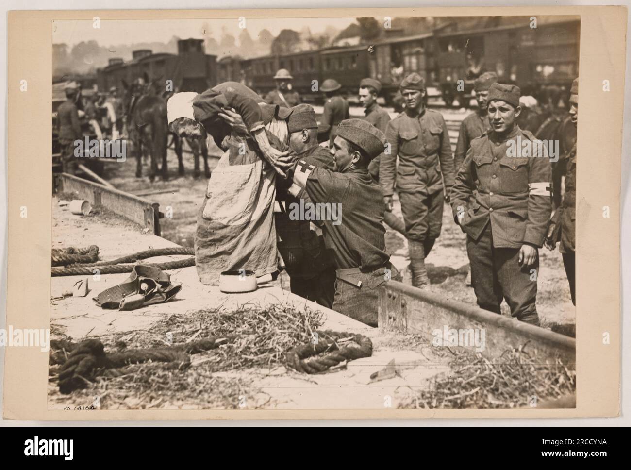 Soldati che marciano in formazione durante una parata militare in una strada cittadina. L'immagine proviene dalla collezione "fotografie delle attività militari americane durante la prima guerra mondiale". Foto Stock