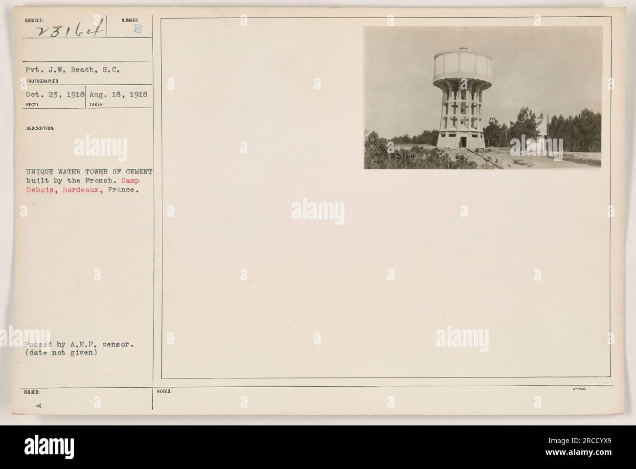 Soldato J.W. Spiaggia del reggimento della Carolina del Sud in una fotografia scattata il 23 ottobre 1918 a Camp Debois, Bordeaux, Francia. La foto cattura una torre d'acqua di cemento unica costruita dai francesi. Questa immagine è stata passata dalla censura A.E.F. e le note aggiuntive non sono disponibili. Foto Stock