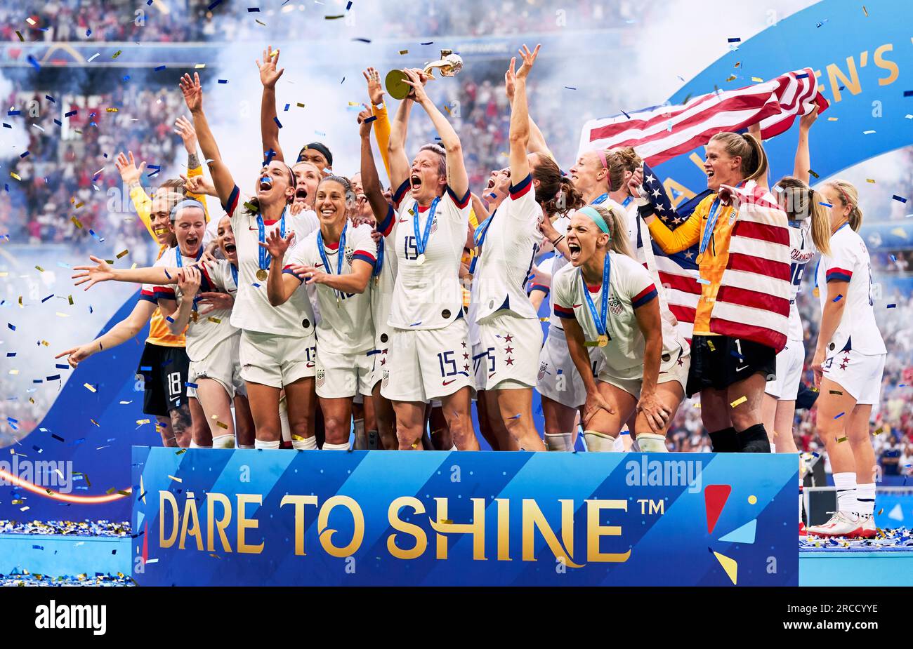 Foto del file datata 07-07-2019 degli Stati Uniti che sollevano il trofeo della Coppa del mondo femminile FIFA nel 2019. Per chiunque non abbia le stelle e le strisce, sembra che il mondo sia diventato stanco del dominio americano e accoglierebbe un nuovo campione del mondo a braccia aperte, soprattutto dopo le vittorie consecutive degli Stati Uniti nel 2019 e nel 2015 e i quattro titoli leader della competizione da quando ha vinto il trofeo inaugurale nel 1991. Data di emissione: Venerdì 14 luglio 2023. Foto Stock