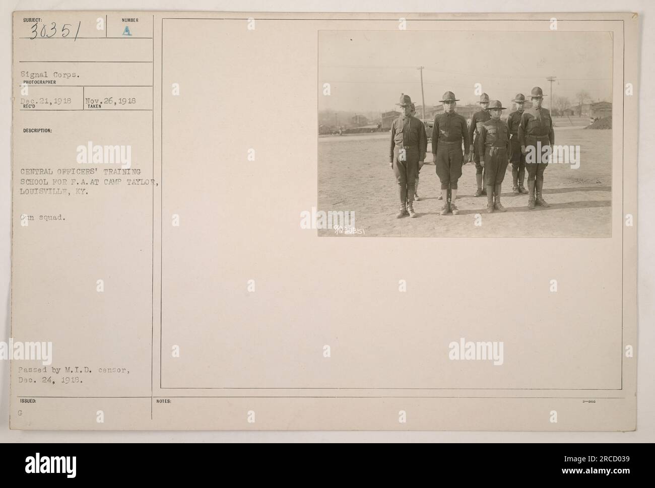 Sessione di addestramento per la squadra di armi alla Central Officers' Training School for Field Artillery a Camp Taylor, Louisville, Kentucky durante la prima guerra mondiale. La foto è stata scattata il 21 e 26 dicembre 1918 e successivamente emessa con le banconote segnate 030381. L'immagine è stata approvata dalla censura M.I.D il 24 dicembre 1918. Foto Stock