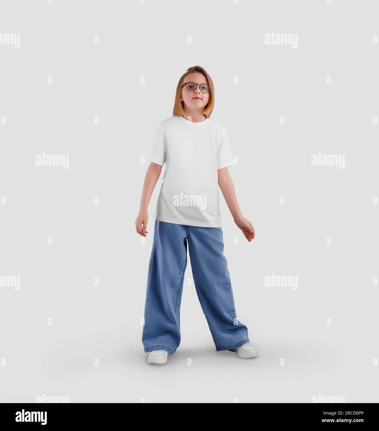 Mockup di una t-shirt bianca su un bambino in posa, una ragazza in camicia, jeans, sneakers, isolato sullo sfondo, vista frontale. Modello di abbigliamento per bambini alla moda Foto Stock