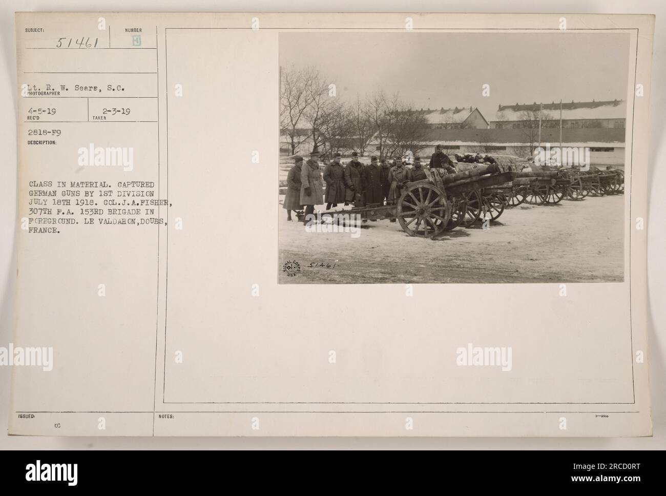 Cannoni tedeschi catturati dalla 1st Division il 18 luglio 1918 a le Valdahon, Doubs, Francia. Col. J.A. Fisher, della 307th F.A., 153rd Brigade, è visto in primo piano. Questa foto è stata scattata dal tenente R.W. Veggenti della S.C. il 5 aprile 1919. È etichettato come Subiect 51461. Foto Stock