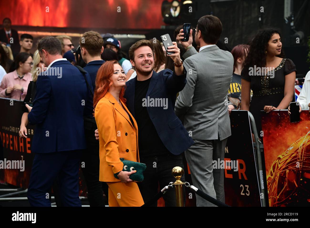 Londra, Regno Unito. 13 luglio 2023. I partecipanti scattano selfie a Oppenheimer - UK Premiere presso ODEON Luxe, Leicester Square, Londra, Regno Unito. Foto Stock