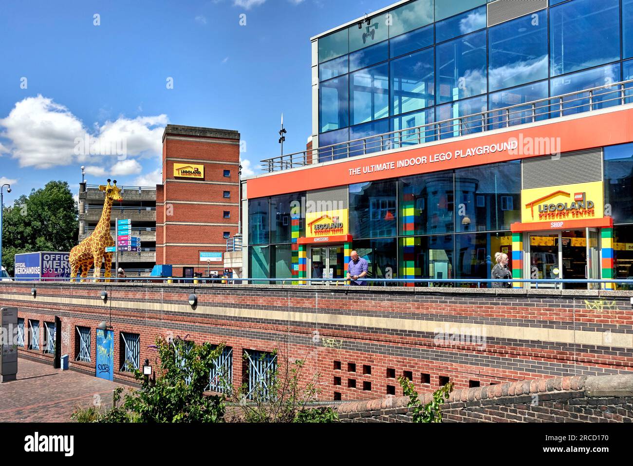 Legoland Playground con la gigantesca giraffa Lego all'Utilita Arena Brindley Place Birmingham, Inghilterra, Regno Unito Foto Stock