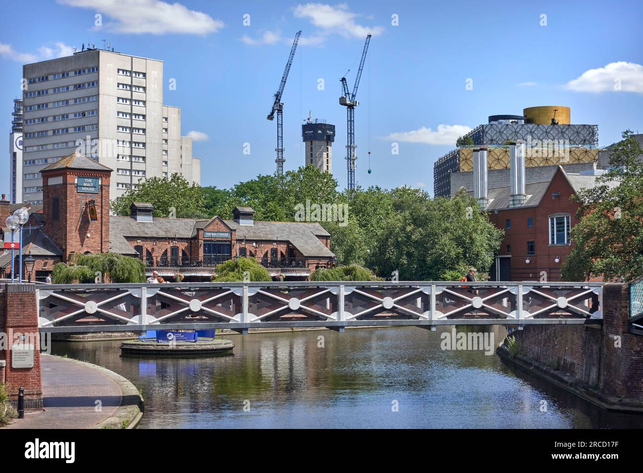Ponte pedonale sull'acqua che attraversa il canale a Brindley Place, Birmingham Canal, Birmingham, Inghilterra, Regno Unito Foto Stock