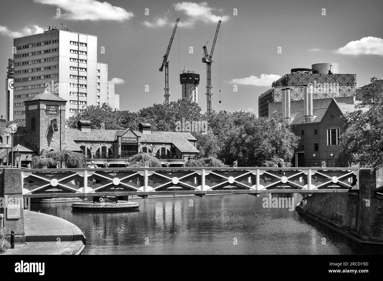 Ponte pedonale sull'acqua che attraversa il canale a Brindley Place, Birmingham Canal, Birmingham, Inghilterra, Regno Unito. Fotografia in bianco e nero Foto Stock
