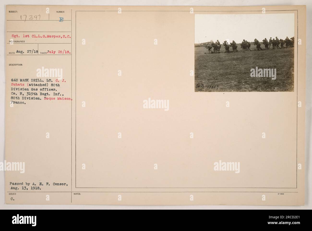 Sgt. 1st Cl.L. G. Morper conduce un trapano con maschera a gas a Boque Maison, Francia. Il tenente C. J. Schatz assiste come ufficiale del gas della 80a Divisione. La fotografia è stata scattata il 20 luglio 1918 e approvata da A. E. P. Censor il 13 agosto 1918. Foto Stock