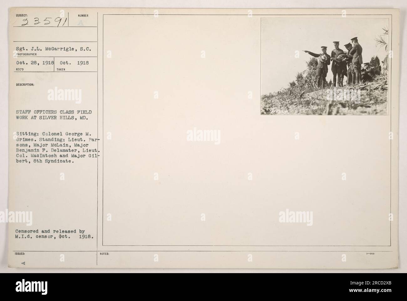 Sgt. J.L. McGarrigle scattò una fotografia (111-SC-23591 33591) il 28 ottobre 1918, durante un lavoro sul campo di classe degli ufficiali dello staff a Silver Hills, MD. Gli individui presenti nell'immagine sono il colonnello George M. Grimes (seduto) e Lieut. Parsons, maggiore McLain, maggiore Benjamin F. DeLamater, Lieut. Col. Macintosh e Major G11-bert (in piedi). La fotografia è stata censurata e pubblicata da M.I.D Censor nell'ottobre 1918. Foto Stock