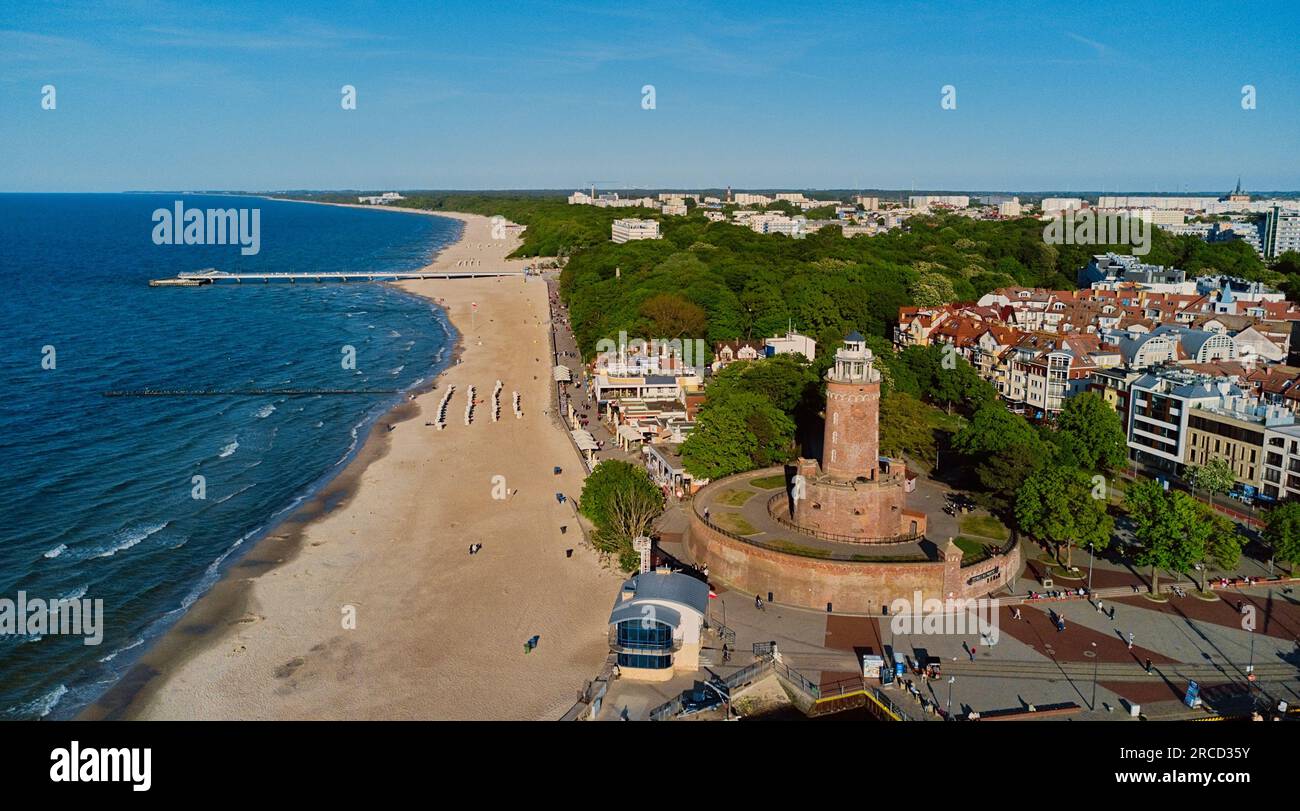 Vista droni nella soleggiata giornata di faro e porto a Kolobrzeg, Polonia. Foto Stock