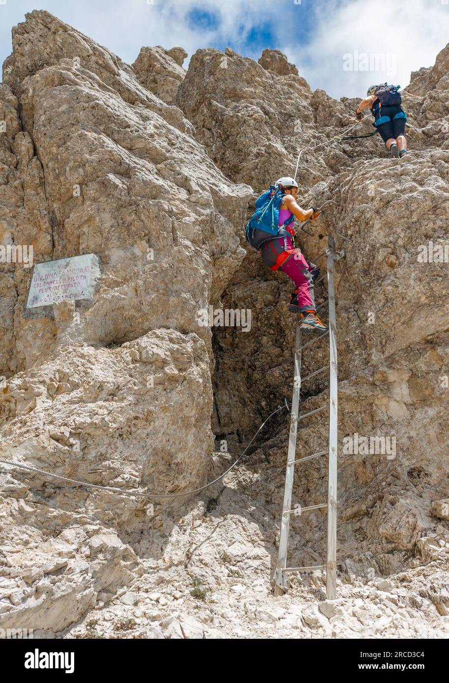 Sentiero del Centenario (Italia) - Un sentiero di vetta nella vetta del Gran Sasso, regione Abruzzo, con alpinisti nella via Torri di Casanova Foto Stock
