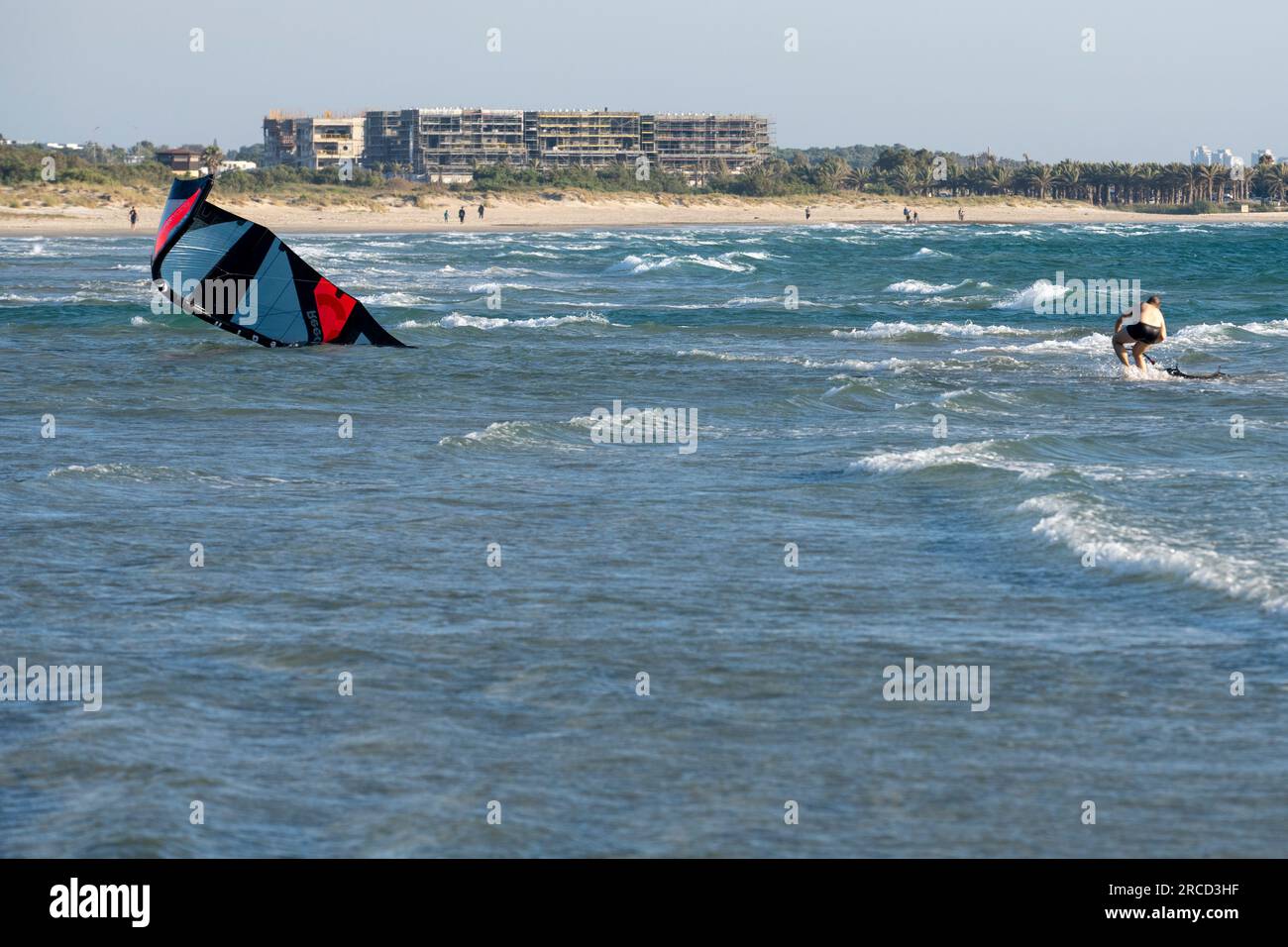 Tentativo fallito di Kitesurfing nel Mar Mediterraneo fotografato a Maagan Michael, Israele Foto Stock
