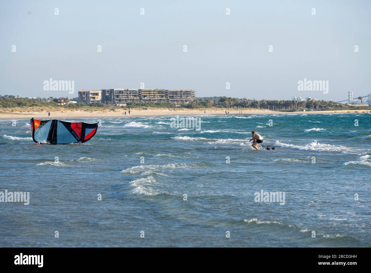 Tentativo fallito di Kitesurfing nel Mar Mediterraneo fotografato a Maagan Michael, Israele Foto Stock