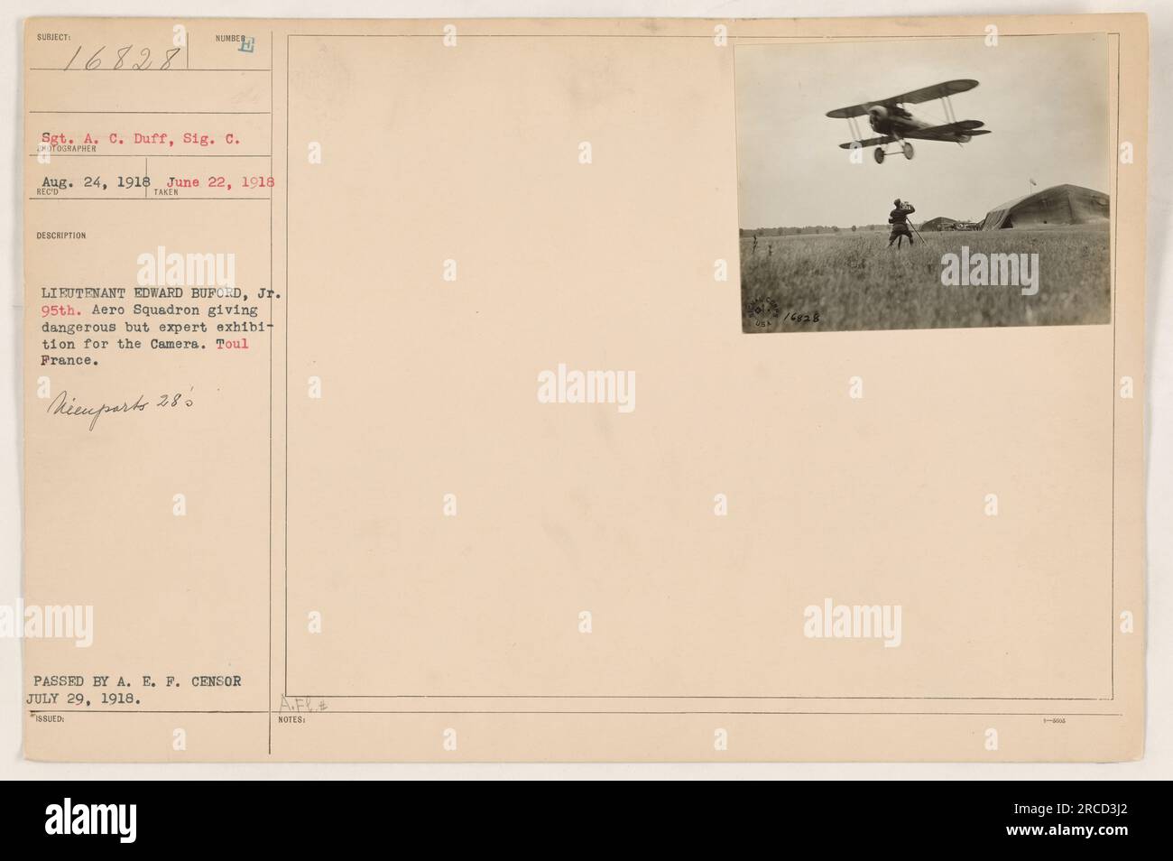 Il tenente Edward Buford, Jr. Del 95th Aero Squadron viene catturato in una fotografia scattata il 22 giugno 1918 a Toul, in Francia. Viene visto esibirsi in una pericolosa ma abile mostra per una macchina fotografica, utilizzando un aereo Nieuport 28. L'immagine è etichettata come soggetto 16828 ed è stata scattata dal sergente A.C. Duff, fotografo dei Signal Corps, il 24 agosto 1918. La fotografia è stata approvata dall'A.E.F. (American Expeditionary Forces) Censor il 29 luglio 1918. Foto Stock