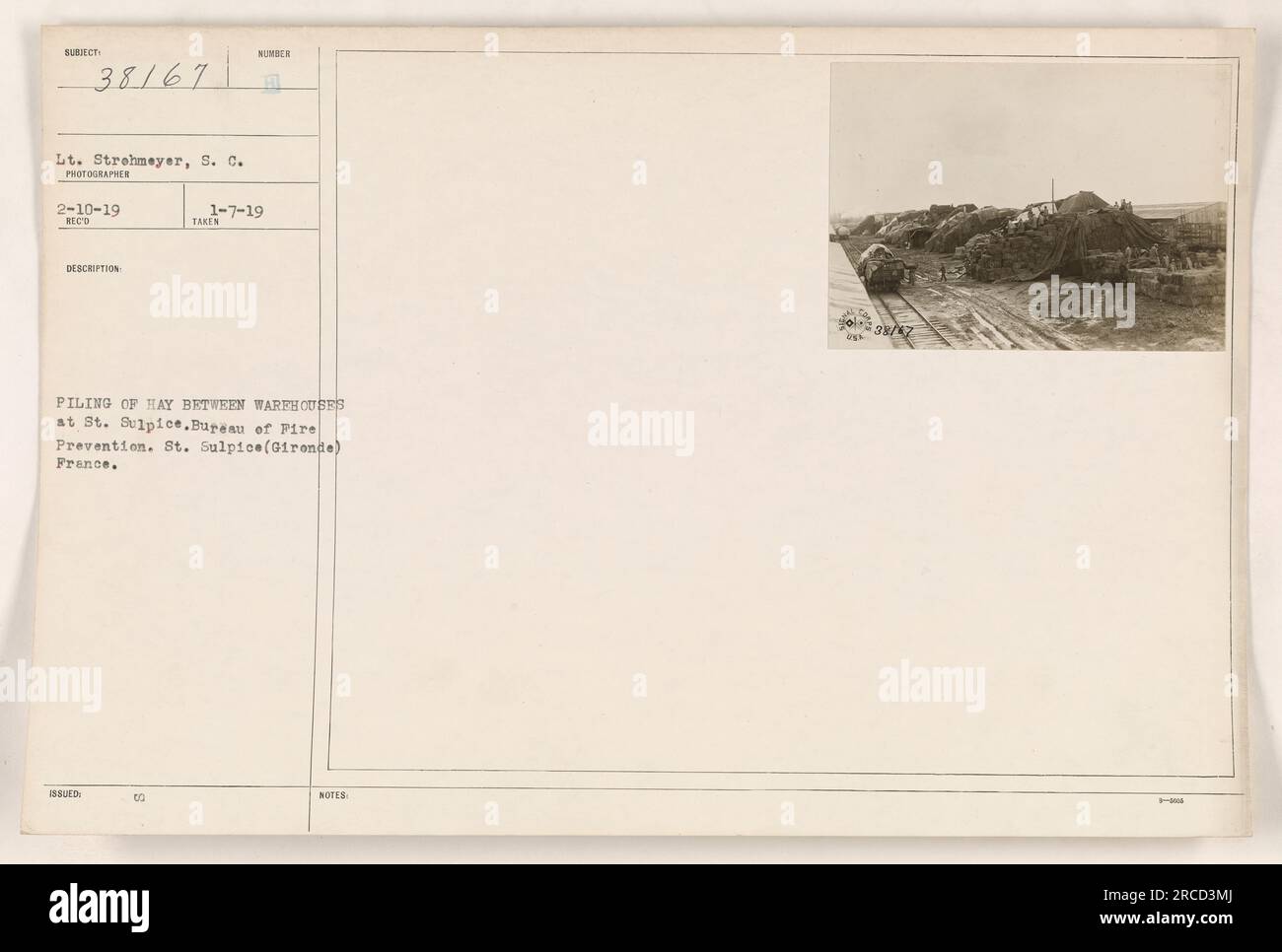 Il tenente Strohmeyer dell'esercito americano prende un pacco di fieno tra i magazzini di St. Sulpice, Bureau of Fire Prevention in St. Sulpice, Francia. La data della fotografia è 2-10-19, ed è stata rilasciata il 02-01-19. Le note dettagliate suggeriscono la posizione e la rilevanza dell'immagine. Foto Stock