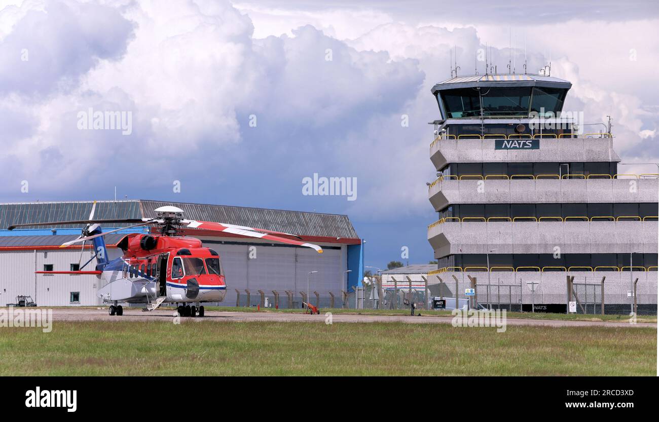 G-WNSE Sikorsky S92 all'aeroporto internazionale di Aberdeen con Torre di controllo NATS Foto Stock