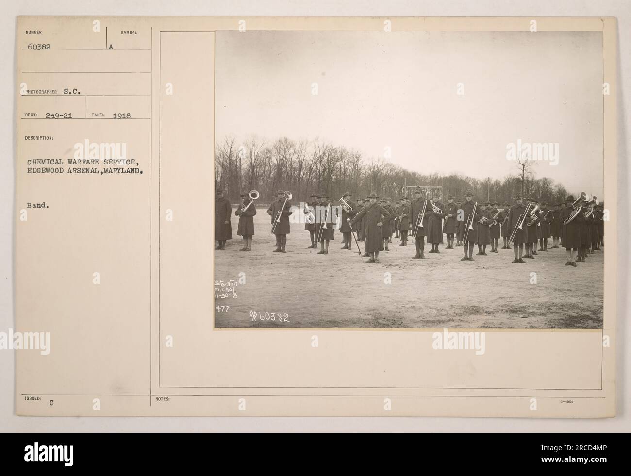 Immagine di una band del Chemical Warfare Service all'Edgewood Arsenal nel Maryland durante la prima guerra mondiale. I membri della band sono mostrati in uniforme, probabilmente preparandosi per una performance o una parata. La foto è stata scattata nel 1918. Foto Stock