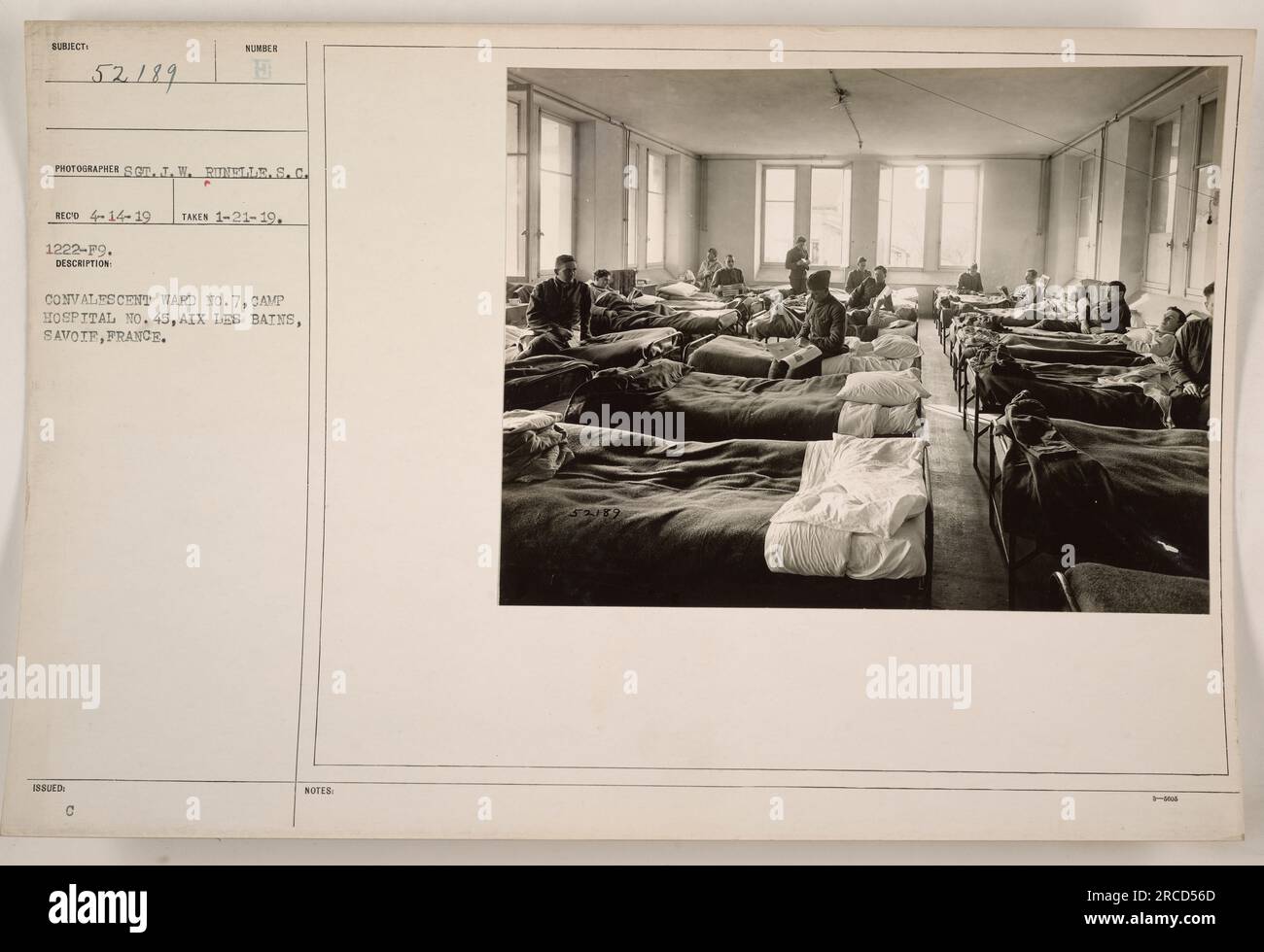 Un gruppo di pazienti convalescenti può essere visto riposare nel reparto convalescente n. 7 al Camp Hospital n. 45 di Aix les Bains, Savoie, Francia. La foto è stata scattata il 21 gennaio 1919 da St. J. W. Riinelle. Foto Stock