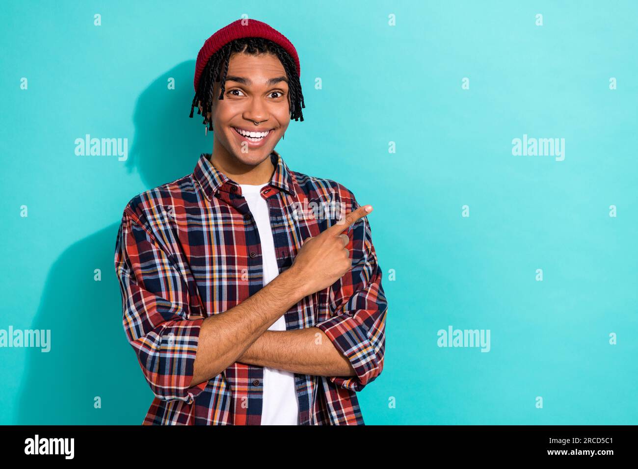 Ritratto fotografico di un giovane ragazzo attraente eccitato sorriso toothy spazio vuoto vestito elegante indumento a scacchi isolato su sfondo di colore ciano Foto Stock