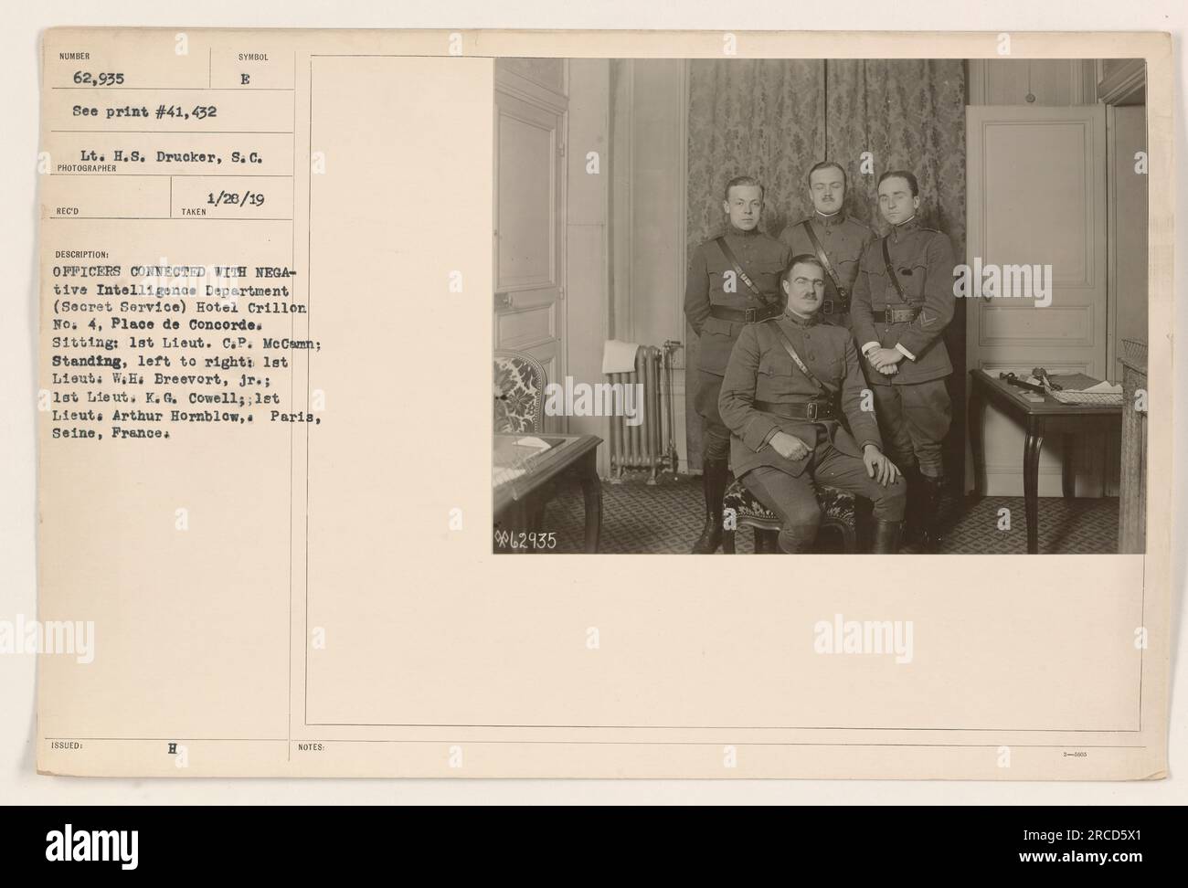 Agenti collegati al dipartimento di intelligence negativa (servizi segreti) in posa per una foto all'Hotel Crillon, n. 4 Place de la Concorde a Parigi, in Francia. Seduto davanti e' il primo tenente C.P. McCann, mentre si trova da sinistra a destra ci sono i tenente W.H. Breevort Jr., i tenente K.G. Cowell, e il primo tenente Arthur Hornblow. Questa foto è stata scattata durante la prima guerra mondiale Foto Stock