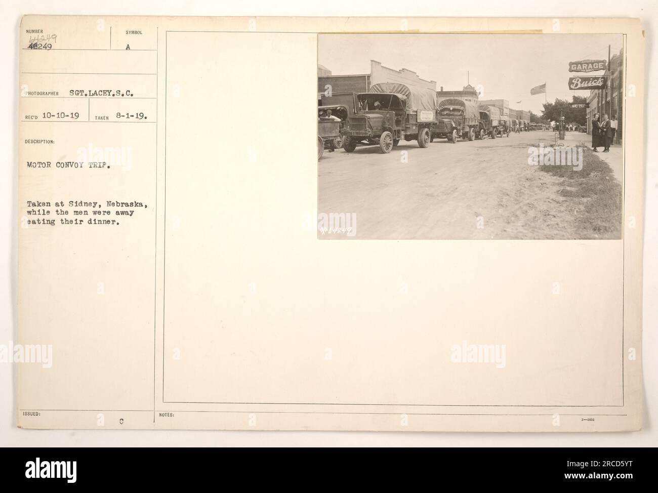 I soldati fanno una pausa durante un viaggio in convoglio a Sidney, Nebraska. La foto mostra i veicoli dei soldati parcheggiati fuori da un garage, mentre sono via a cena. Data di acquisizione: 1 agosto 1919.(foto di Sgt. Lacey S.C.) Foto Stock