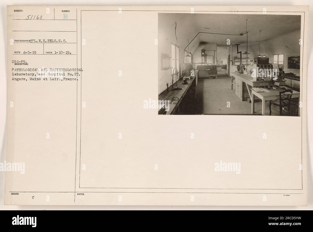Laboratorio patologico e batteriologico presso il base Hospital No. 27 di Angers, Maine et Loire, Francia durante la prima guerra mondiale. La foto è stata scattata il 10 gennaio 1919 da CPL. W. H. FELS. Viene visualizzato il laboratorio e l'immagine è etichettata come 261-F9. Foto Stock