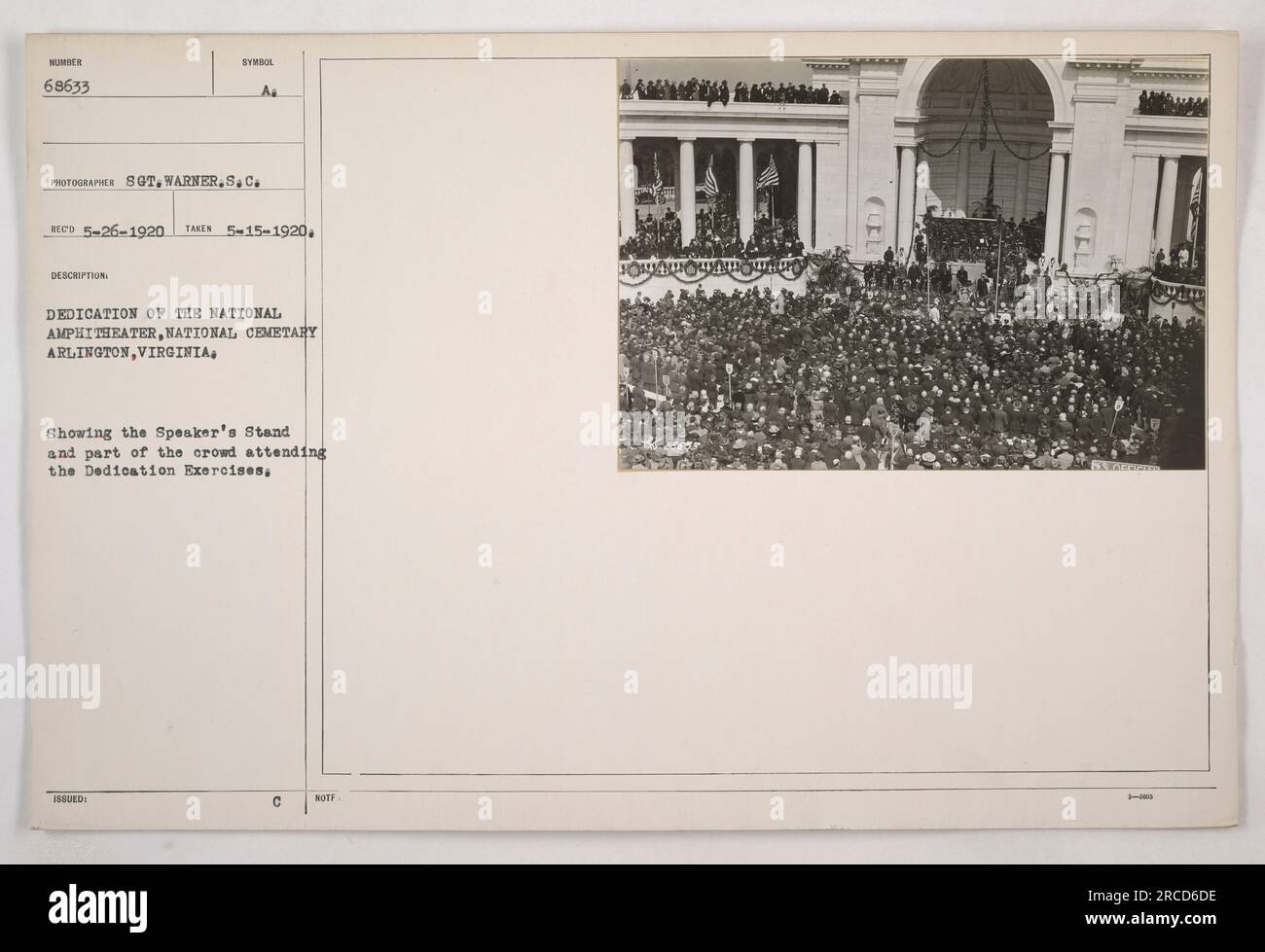 Il 15 maggio 1920, ebbe luogo la dedica del National Memorial Amphitheatre ad Arlington, Virginia. Questa fotografia, scattata da Warner S.C., cattura lo Stand dello speaker e un assaggio della grande folla presente agli esercizi di dedica. L'evento ha segnato un'importante pietra miliare per il National Cemetery di Arlington." Foto Stock