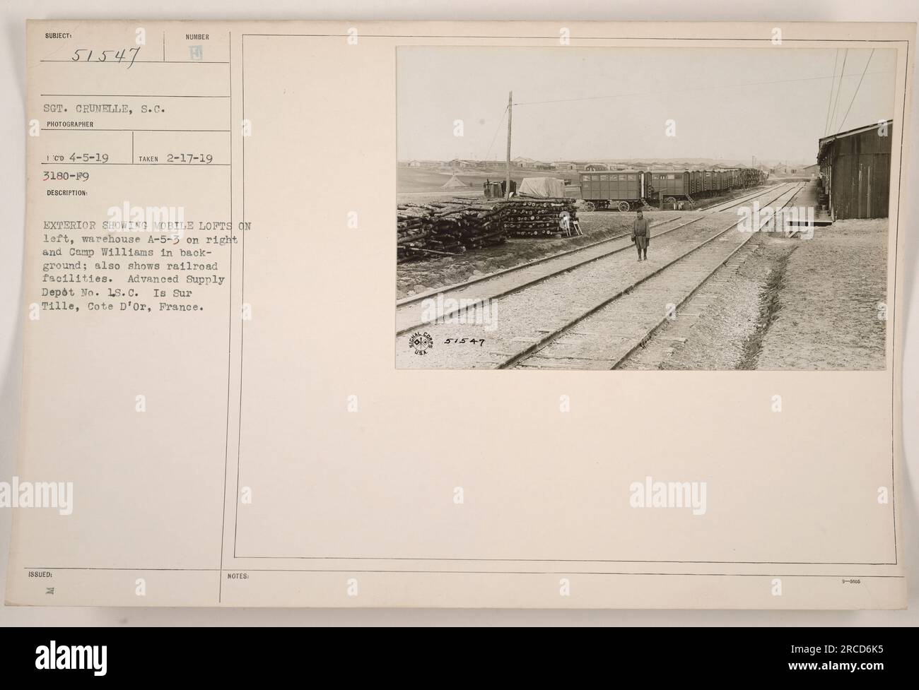 Vista esterna dei loft mobili sulla sinistra, del magazzino A-5-3 sulla destra e di Camp Williams sullo sfondo. La fotografia cattura anche le strutture ferroviarie presso Advanced Supply Depot No. 1S.C. Sur Tille, Cote D'Or, Francia. L'immagine è stata scattata dal sergente Crunelle il 5 aprile 1919. Foto Stock