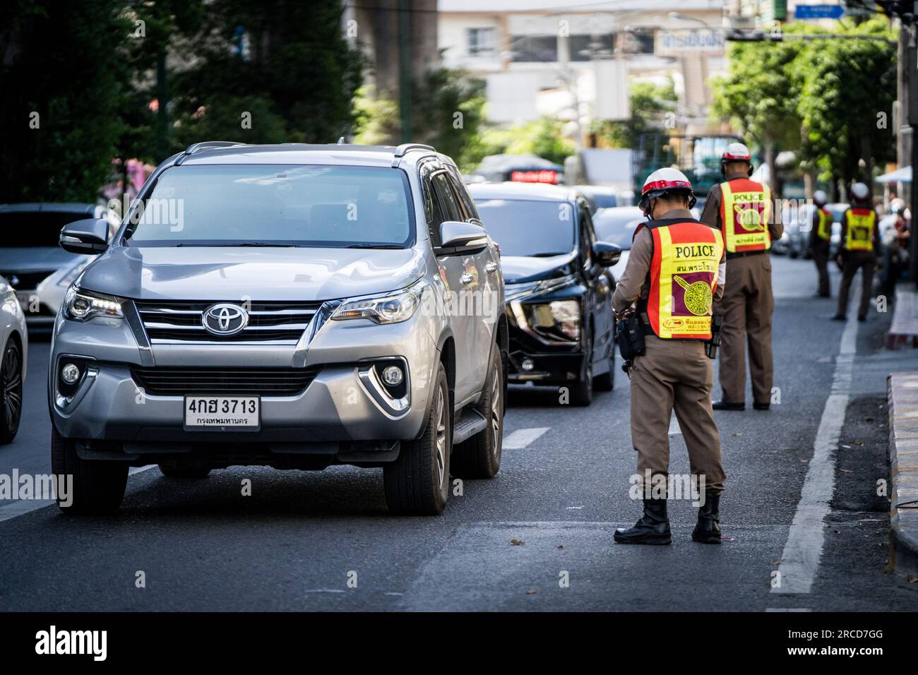 Bangkok, Thailandia. 14 luglio 2023. La polizia reale tailandese effettua fermate casuali di traffico a Bangkok. Vita quotidiana a Bangkok, Thailandia, il 14 luglio 2023. Crediti: Matt Hunt/Neato/Alamy Live News Foto Stock