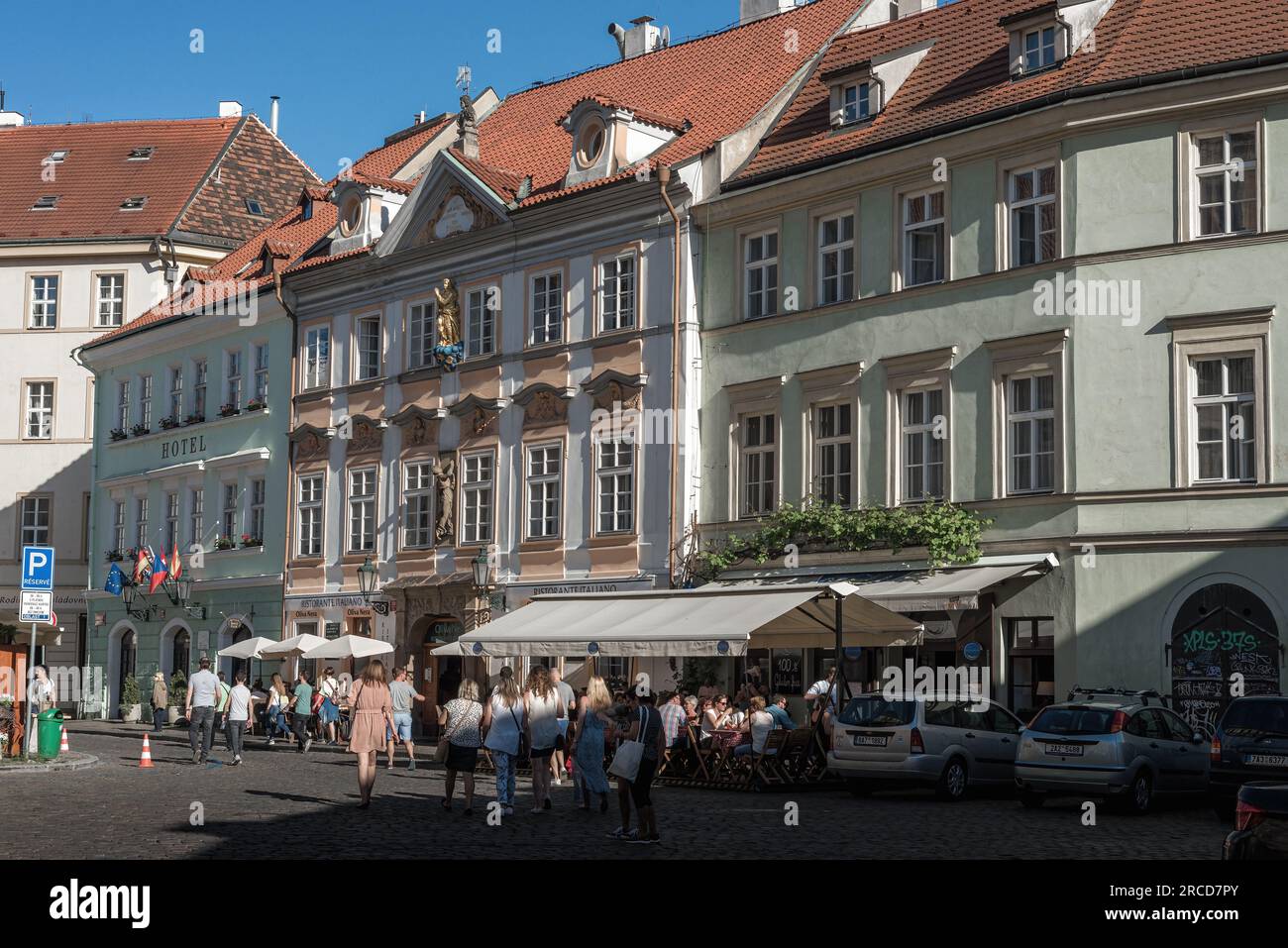 Praga, Repubblica Ceca - 17 maggio 2019: Folle di turisti in piazza Betlemme (Betlemske namesti) Foto Stock