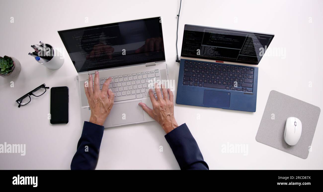 Donna sovraffollata che lavora due lavori a tempo pieno Foto Stock