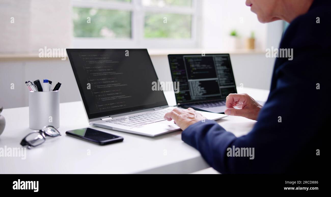 Donna sovraffollata che lavora due lavori a tempo pieno Foto Stock