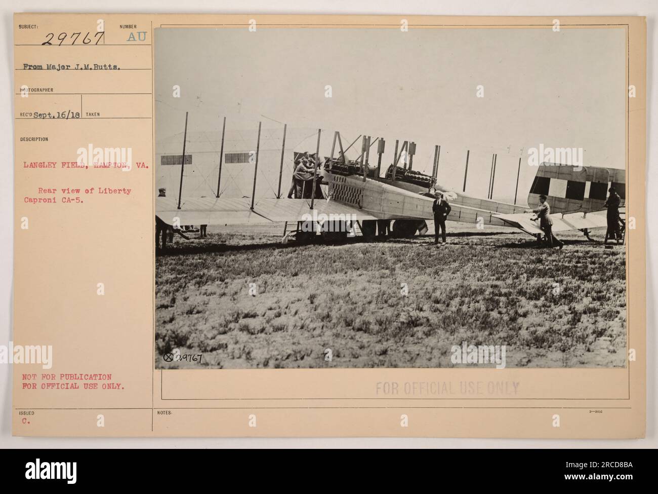 Immagine che raffigura un Caproni CA-5 al Langley Field di Hampton, Virginia, durante la prima guerra mondiale. Presa il 16 settembre 1918 dal maggiore J.M. Butts, la fotografia mostra una vista posteriore dell'aereo Liberty. Questa immagine è classificata come "non destinata alla pubblicazione" ed è destinata esclusivamente all'uso ufficiale. Foto Stock
