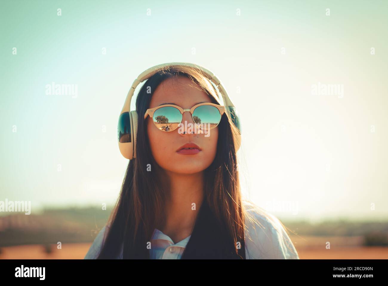 Ascolto di musica millenaria con cuffie wireless all'aperto Foto Stock