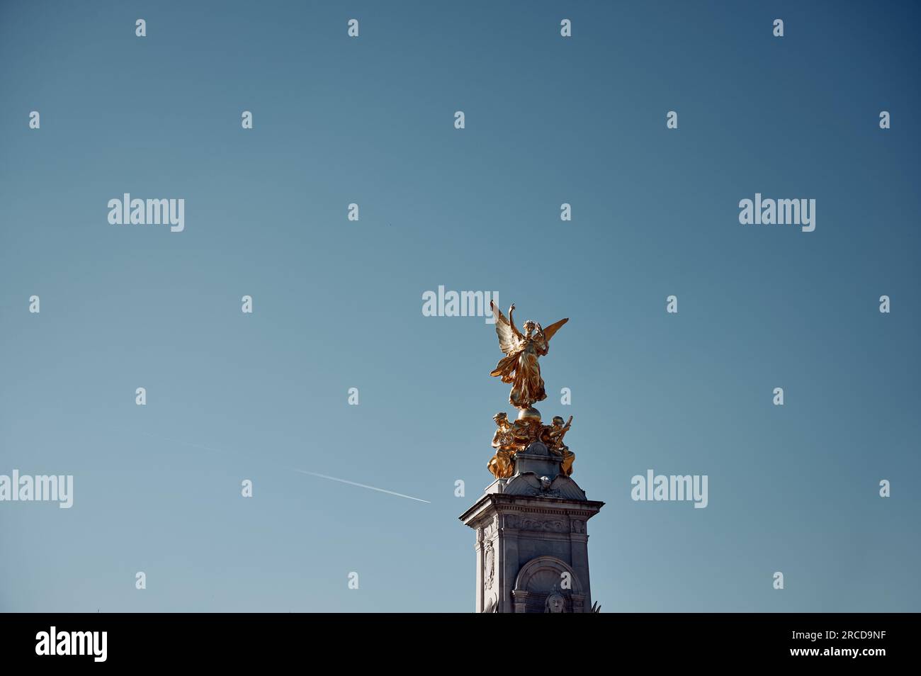 Parte superiore del memoriale contro il cielo blu Foto Stock