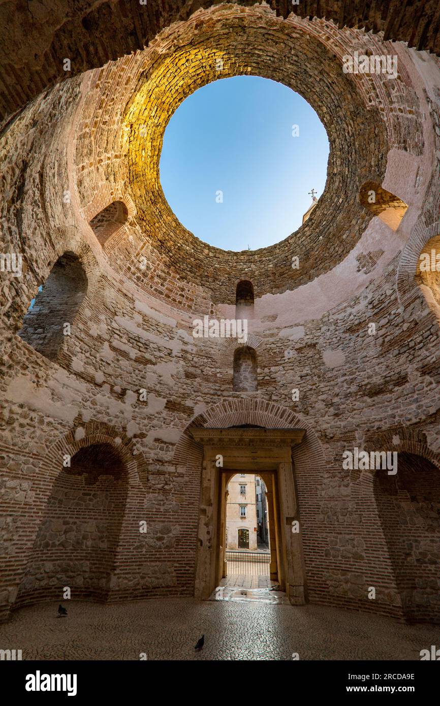 Guardando verso l'alto - vestibolo del Palazzo di Diocleziano a Spalato Foto Stock
