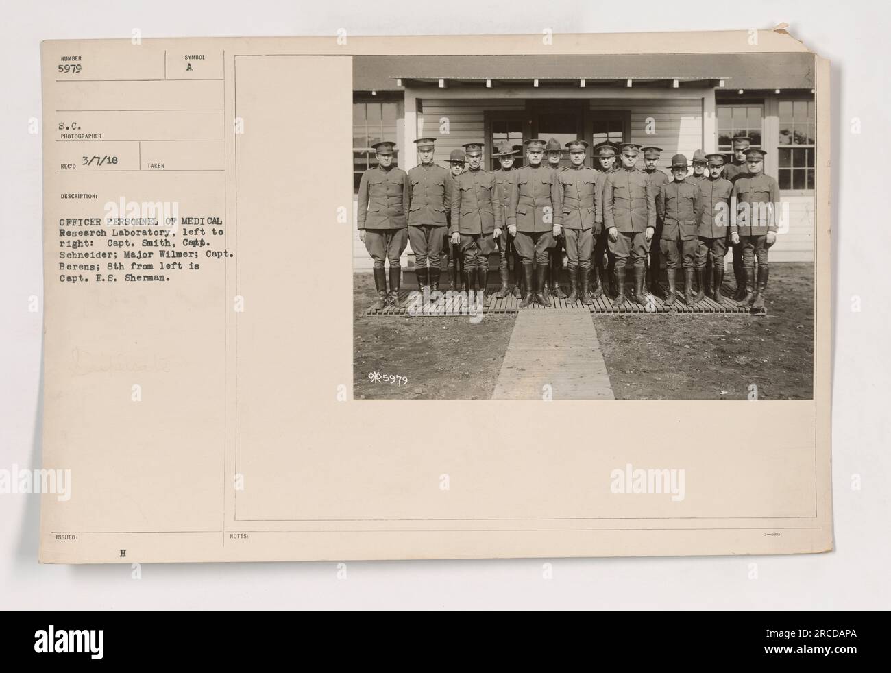 Didascalia: "Officers of Officer Personnel Medical Research Laboratory, da sinistra a destra: Capitano Smith, capitano Schneider; maggiore Wilmer; capitano Berens; ottavo da sinistra il capitano E.E. Sherman. Questa immagine fa parte delle fotografie delle attività militari americane durante la prima guerra mondiale. Data: 3/7/18. Fotografo: HUMBER, 5979 S.C.' Foto Stock