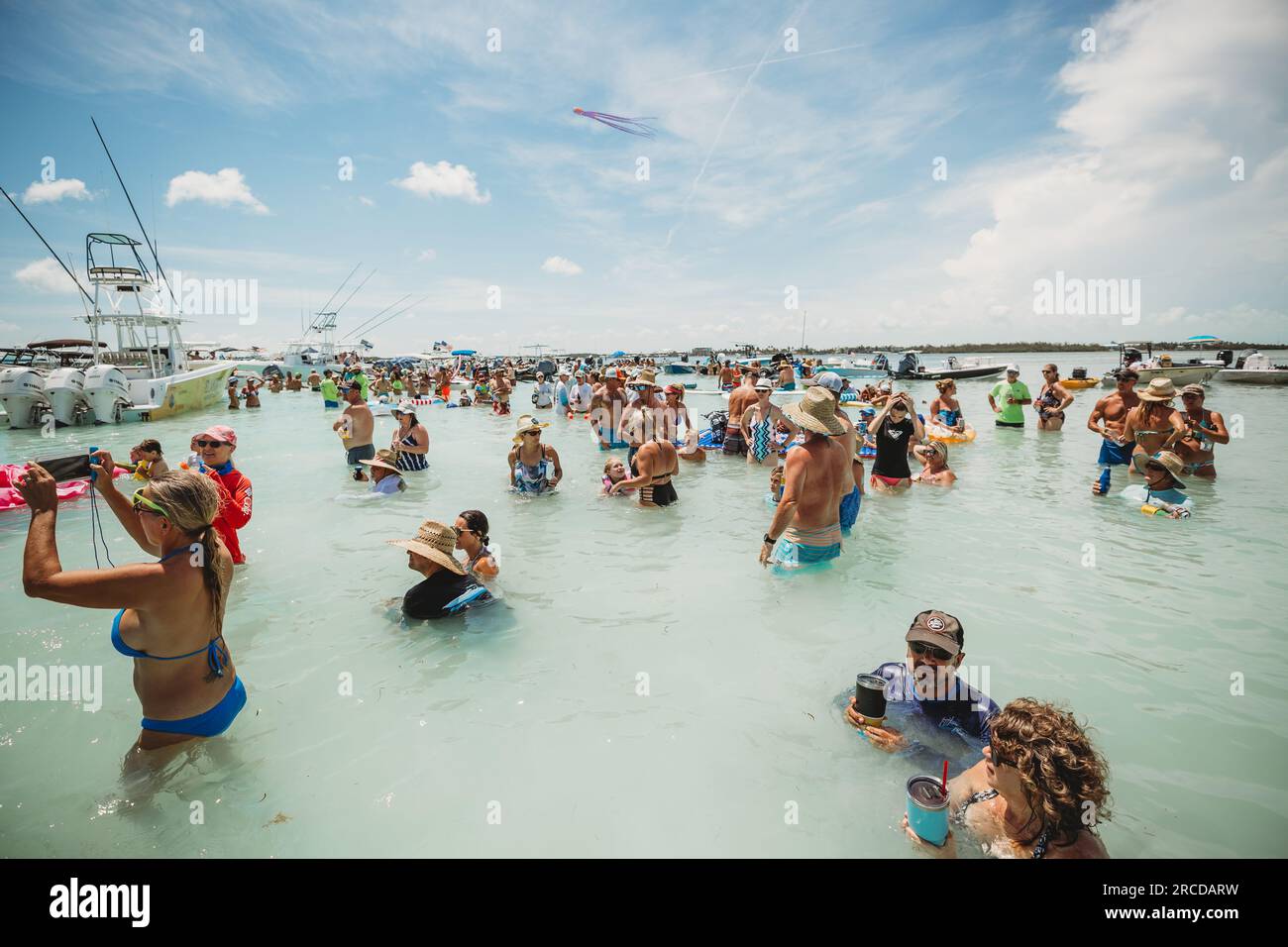 La folla sul bar di sabbia fa festa al sole nelle Florida Keys Foto Stock
