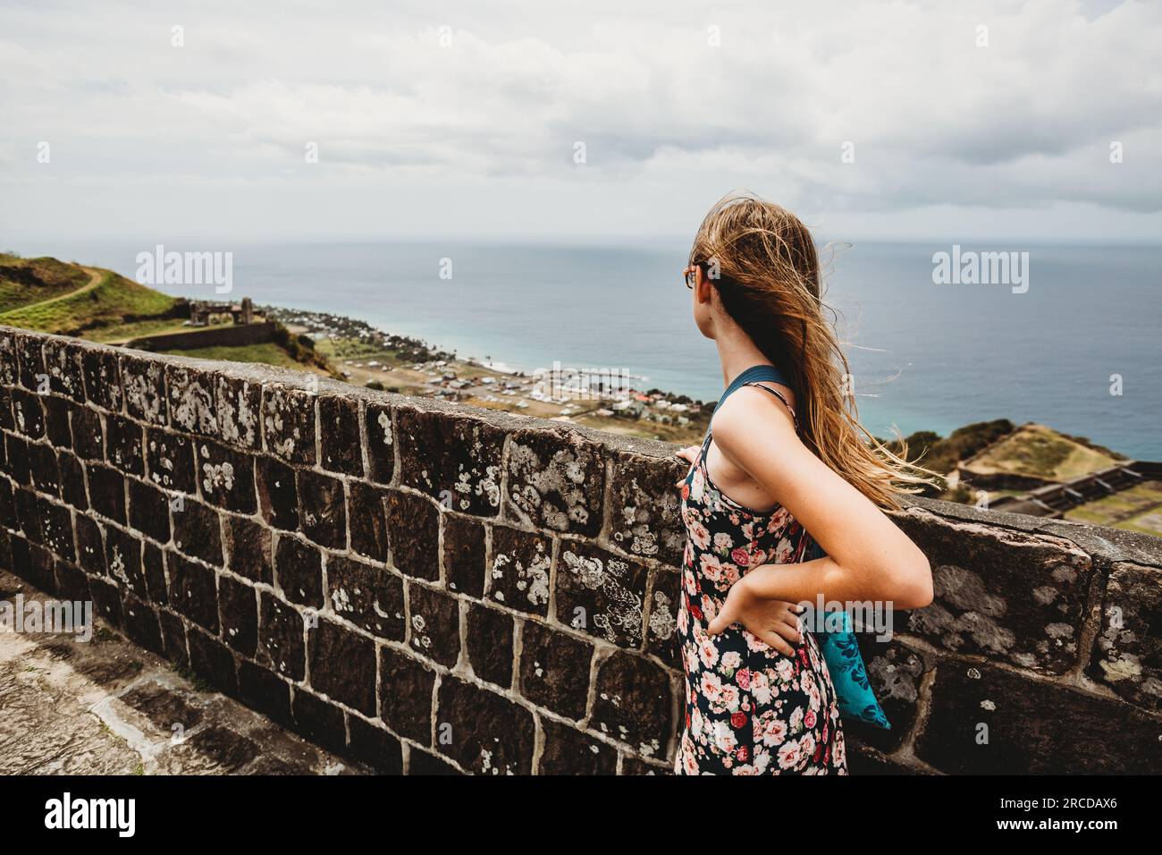 Tween Girl guarda la splendida vista sulla fermata del porto delle navi da crociera di St Kitts Foto Stock