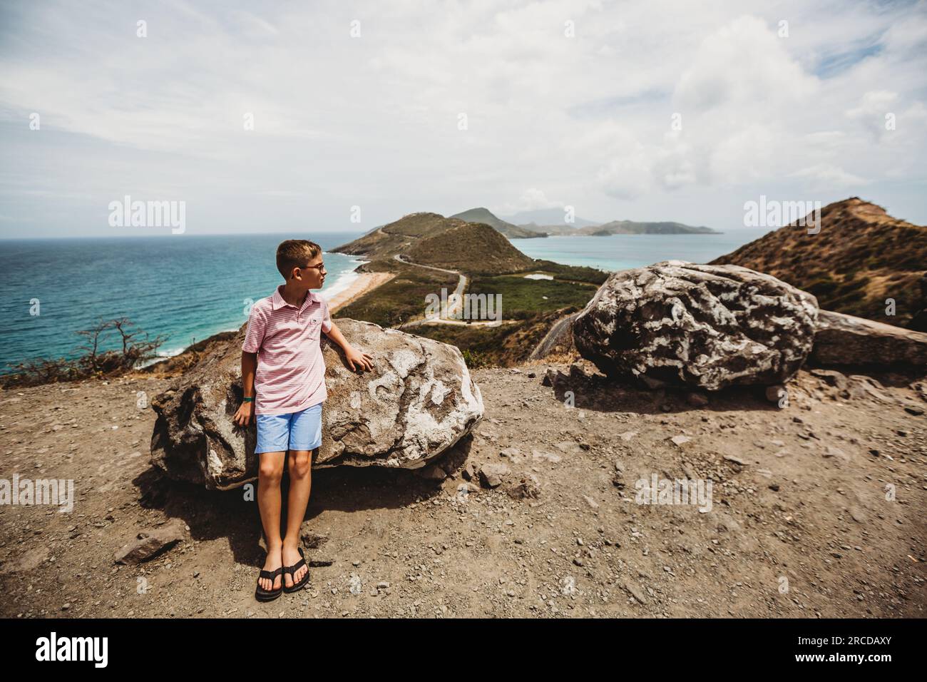 Il giovane ragazzo di Frigate Bay si affaccia su St Kitts e Nevis Foto Stock