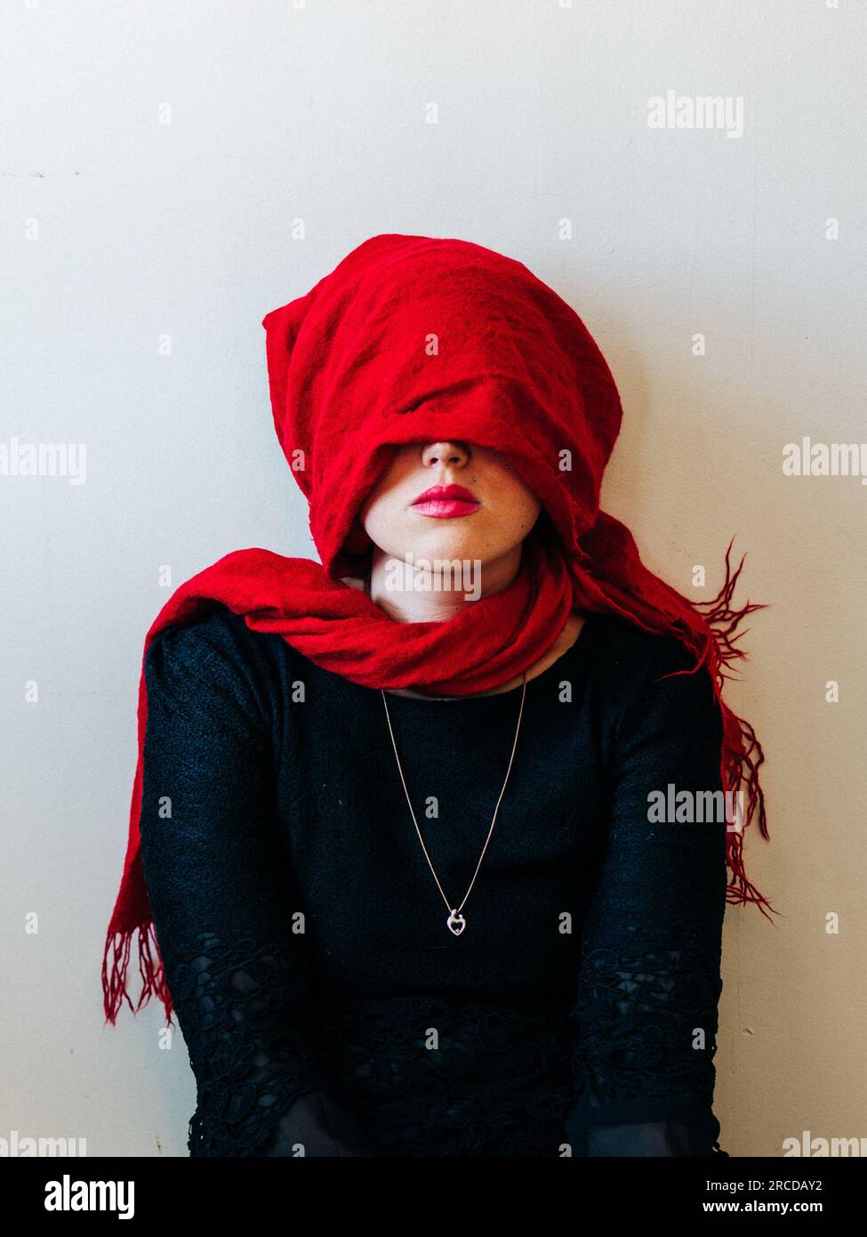 Sciarpa rossa sulla testa della giovane donna Foto Stock