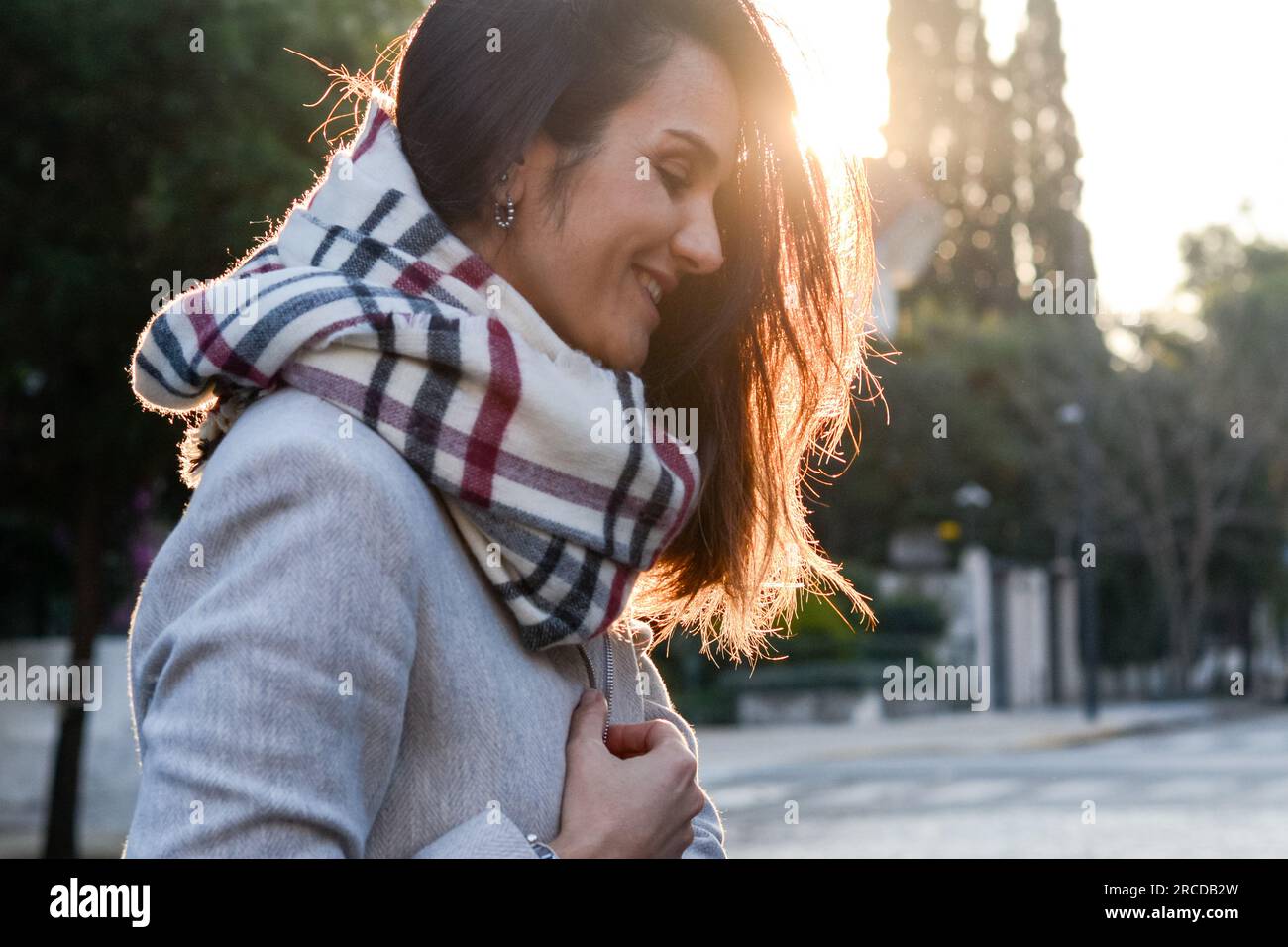 Profilo di una giovane donna felice che guarda in basso Foto Stock